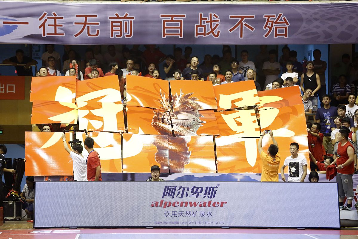关于实力对决强强对话，球迷现场为双方鼓劲呐喊的信息