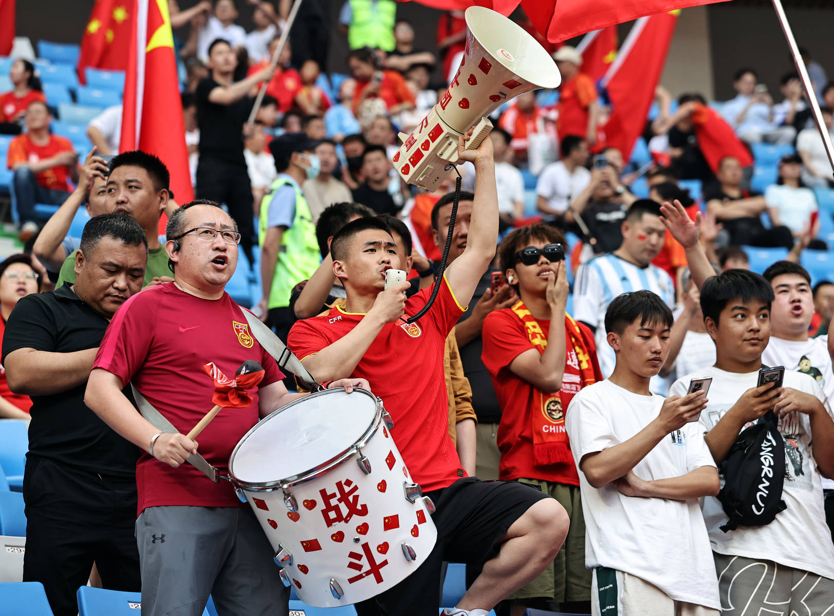 关于足球场上女性运动员的激情拼搏唤起狂热的信息